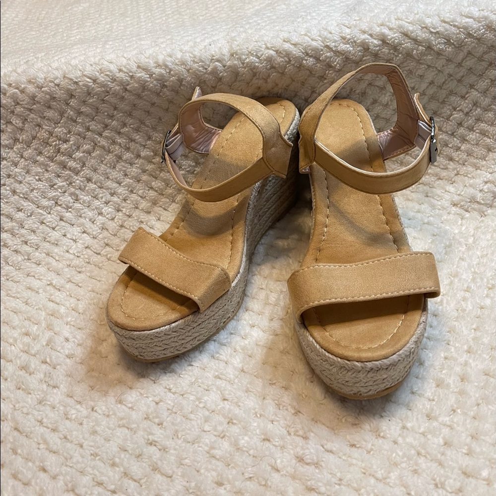 Light brown wedges